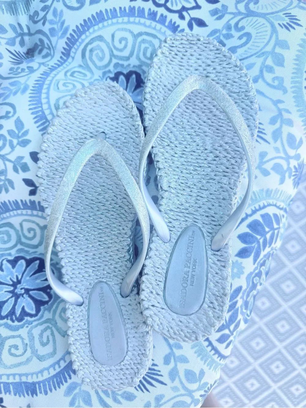 Isadora Paccini New York silver metallic flip flop sandals 🩴